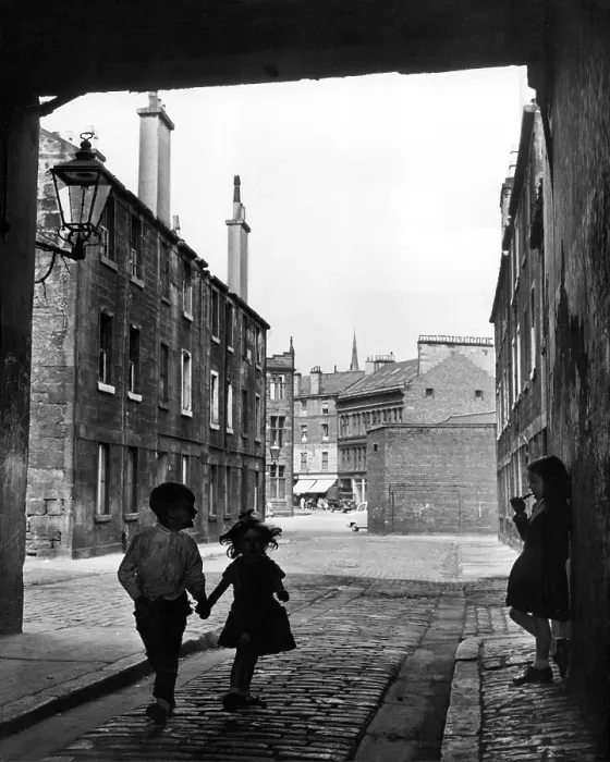 Framed Print : Children play in Crieff Court off Argyle St. Glasgow 1959