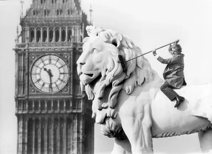Framed Print : Cleaning South Banks lion statue with Big Ben in background