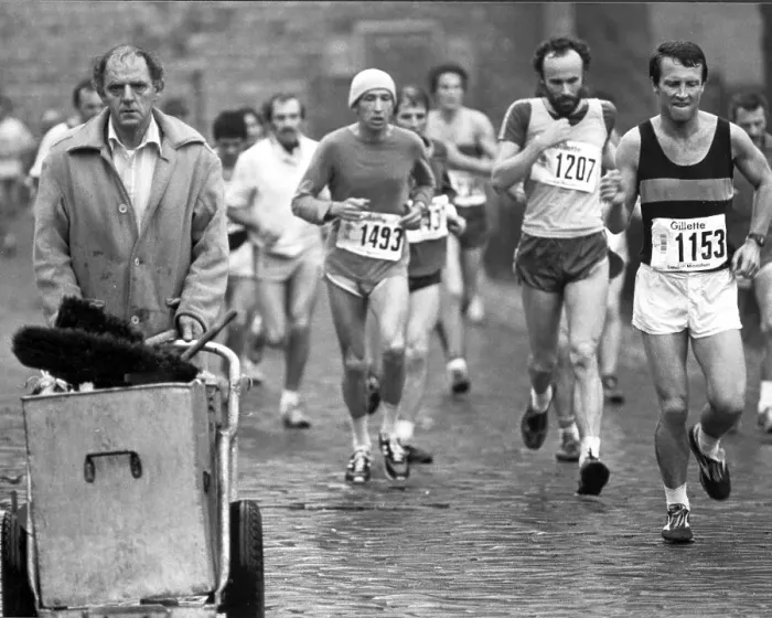 Framed Print : Competitors in the first London Marathon in March 1981 run past an unimpressed street cleaner Framed Print : Competitors in the first London Marathon in March 1981 run past an unimpressed street cleaner