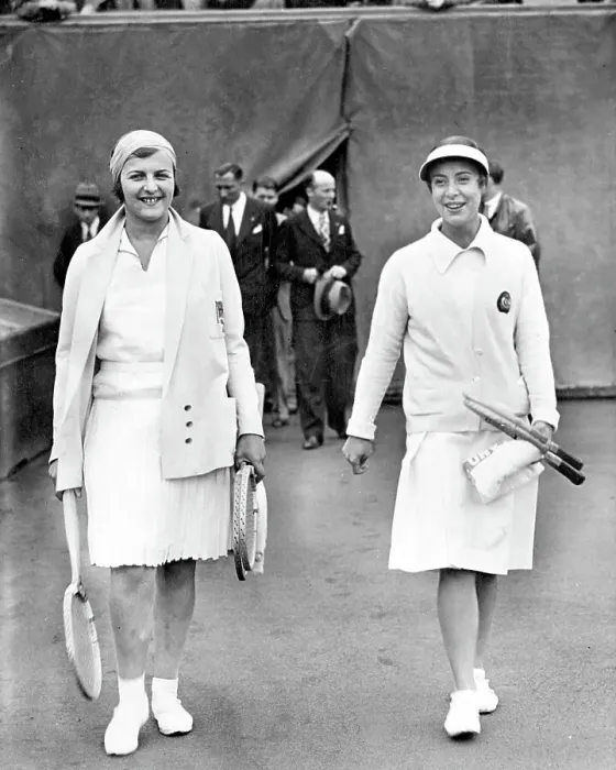 Framed Print : Contesse Fermo Murari della Corte Braei, nee Cilly Aussem, tennis player with Betty Nuthall (l) walking out onto court for the womens single final at the French Lawn Tennis Championships 1931 Framed Print : Contesse Fermo Murari della Corte Braei, nee Cilly Aussem, tennis player with Betty Nuthall (l) walking out onto court for the womens single final at the French Lawn Tennis Championships 1931