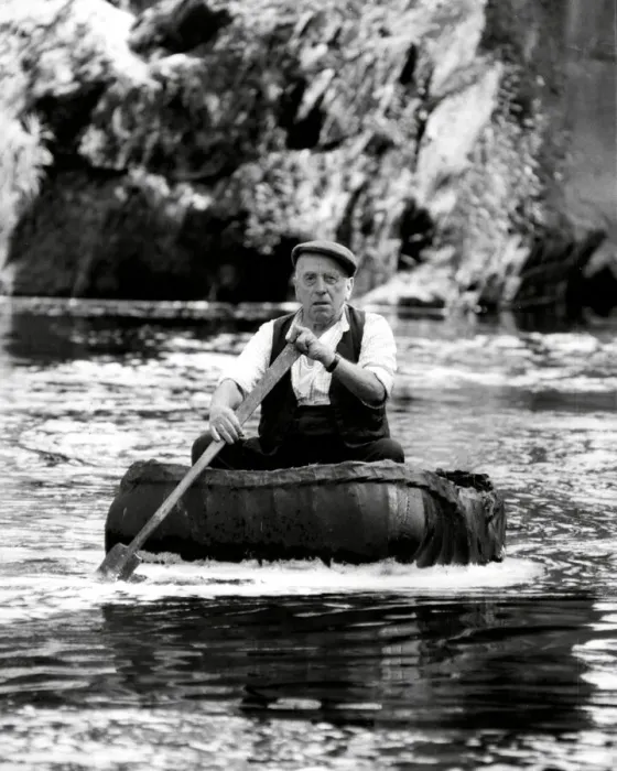 Framed Print : Coracle fisherman on the River Teifi Framed Print : Coracle fisherman on the River Teifi