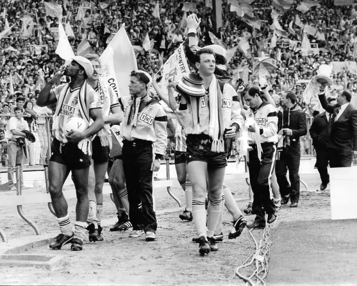 Framed Print : Coventry City players celebrate their win over Spurs in the 1987 FA Cup final Framed Print : Coventry City players celebrate their win over Spurs in the 1987 FA Cup final