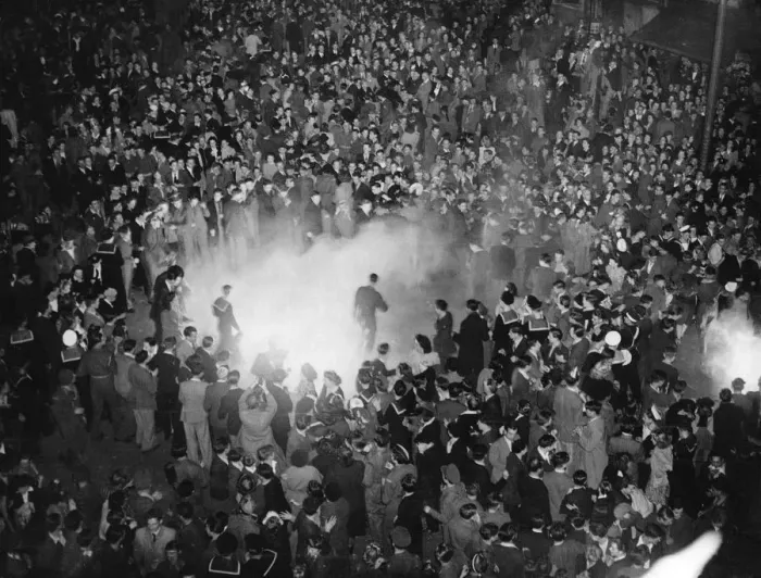 Framed Print : Crowds dancing in Piccadilly Circus on VJ Day Framed Print : Crowds dancing in Piccadilly Circus on VJ Day