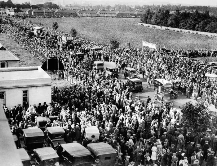 Framed Print : Crowds gather near Croydon aerodrome to welcome Amy Johnsons homecoming from Australia 1930 Framed Print : Crowds gather near Croydon aerodrome to welcome Amy Johnsons homecoming from Australia 1930