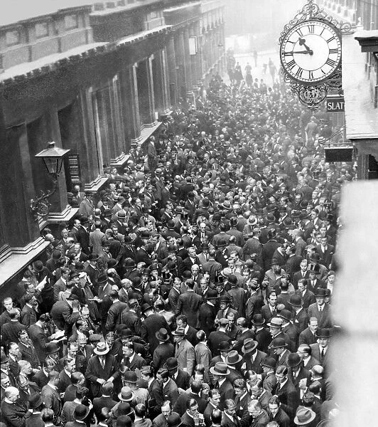 Crowds outside the London Stock Exchange, 1931