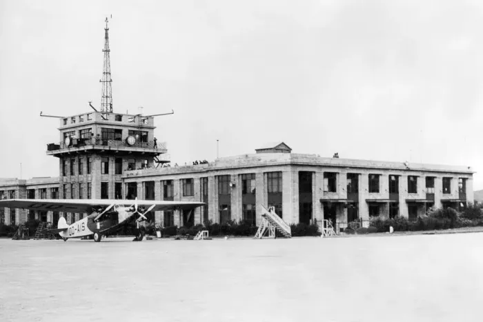 Framed Print : Croydon Aerodrome, with aircraft, 1934 Framed Print : Croydon Aerodrome, with aircraft, 1934