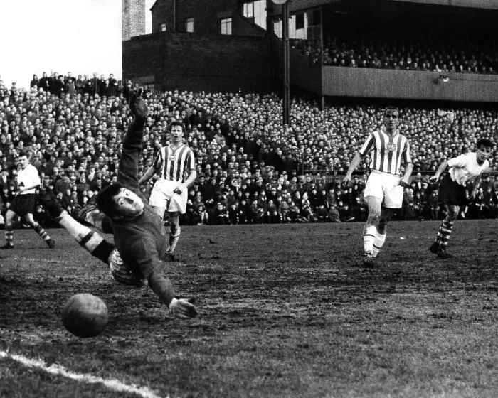 Framed Print : David Hollins, Brighton & Hove Albion F.C. goalkeeper, in action against Preston North End Framed Print : David Hollins, Brighton & Hove Albion F.C. goalkeeper, in action against Preston North End