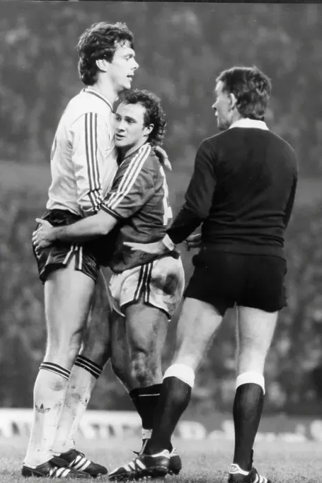 Framed Print : David O'Leary (Arsenal) and Terry Gibson (Man. Utd) hug and make up in front of the referee after trading punches Framed Print : David O'Leary (Arsenal) and Terry Gibson (Man. Utd) hug and make up in front of the referee after trading punches