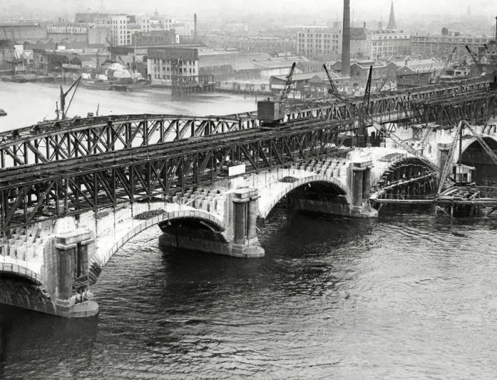Framed Print : Demolition of Waterloo Bridge in 1935 Framed Print : Demolition of Waterloo Bridge in 1935