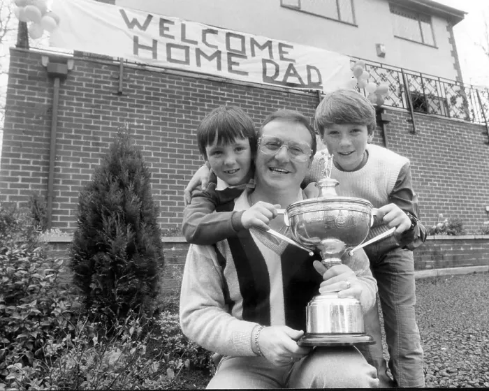 Framed Print : Dennis Taylor arrives home pictured with his sons Brendan and Damian and the world Snooker championship trophy
