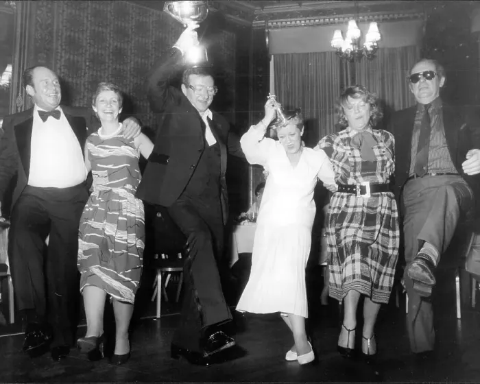 Framed Print : Dennis Taylor and his wife Patricia lead the Hokey-Kokey at his celebration after winning the World Snooker championship