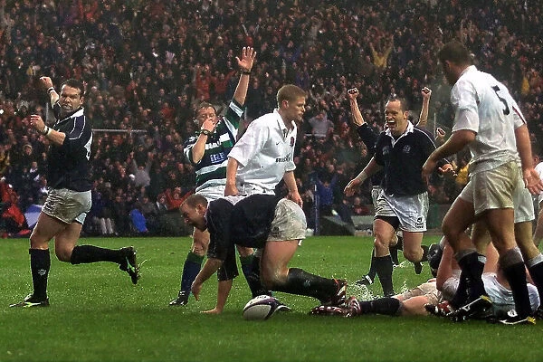 Duncan Hodge scores Scotland's winning try Six Nations Championship Scotland v England at Murrayfield 2000