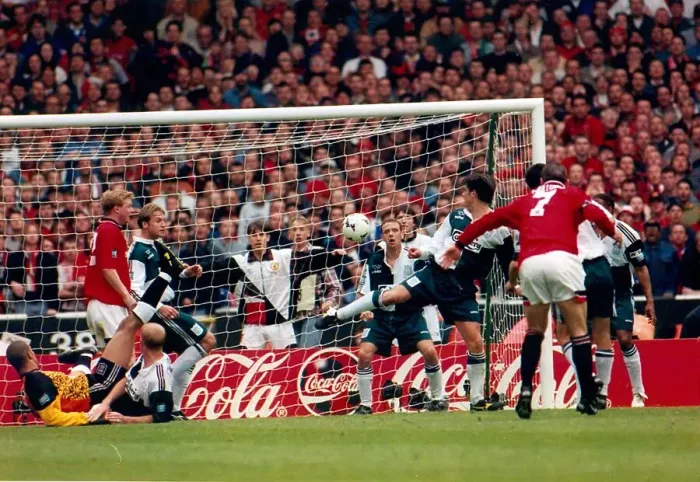 Framed Print : Eric Cantona scores for Man Utd 1996 Framed Print : Eric Cantona scores for Man Utd 1996
