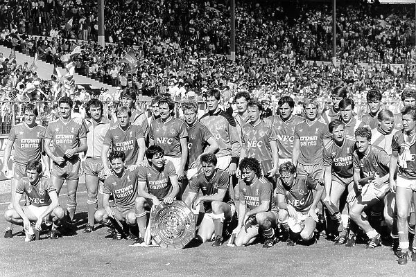 Everton and Liverpool players pose together with the Charity Shield in 1986