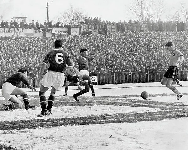 FA CUP 1958 / 59. Third round. Norwich City v Manchester United. Terry Bly (extreme right) gets his shot through the United defence to score their first goal. Norwich won 3-0