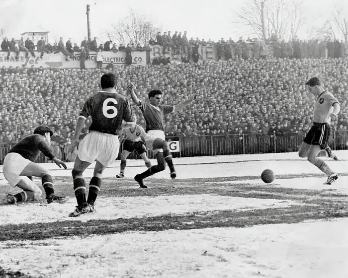Framed Print : FA CUP 1958 / 59. Third round. Norwich City v Manchester United. Terry Bly (extreme right) gets his shot through the United defence to score their first goal. Norwich won 3-0