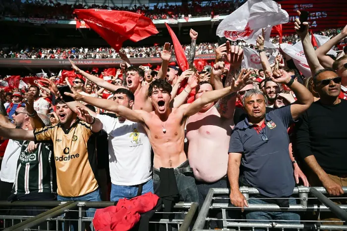 Framed Print : FA Cup winning Man Utd fans celebrate Framed Print : FA Cup winning Man Utd fans celebrate
