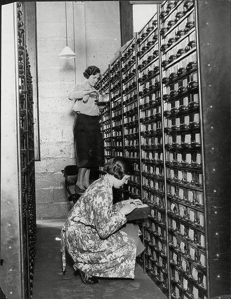 Filling clerks 1932. Clerks storing census forms in the census room at