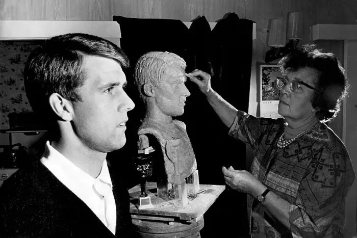 Framed Print : Footballer Geoff Hurst poses for a sculpture Framed Print : Footballer Geoff Hurst poses for a sculpture