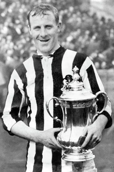 Framed Print : Frank Hudspeth captain of Newcastle United holding the F.A. cup Framed Print : Frank Hudspeth captain of Newcastle United holding the F.A. cup