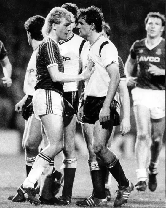 Framed Print : Frank McAvennie and Kevin Moran square up to each other 1986 Framed Print : Frank McAvennie and Kevin Moran square up to each other 1986