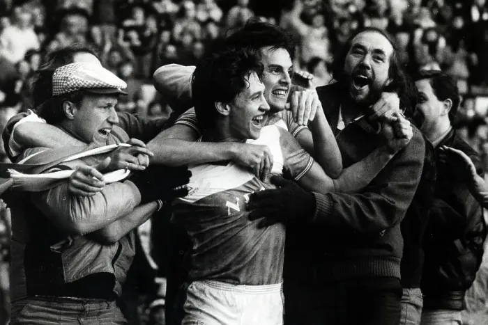 Framed Print : Gary Lineker and fans celebrate Everton's second goal