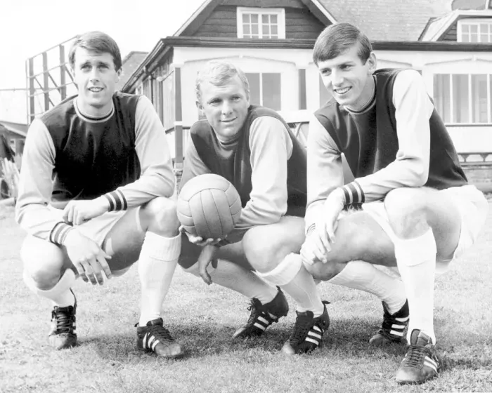 Framed Print : Geoff Hurst, Bobby Moore and Martin Peters Framed Print : Geoff Hurst, Bobby Moore and Martin Peters