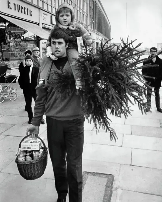 Framed Print : Geoff Hurst, Christmas shopping with his daughter Claire Framed Print : Geoff Hurst, Christmas shopping with his daughter Claire