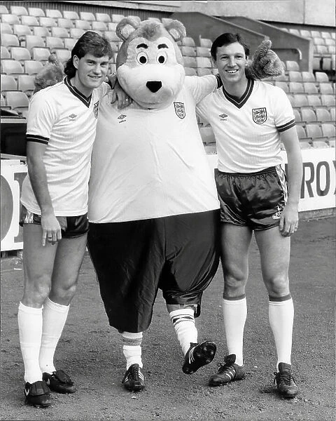 Glenn Hoddle and Alvin Martin with Socca Bear - Mexico 86 World Cup mascot