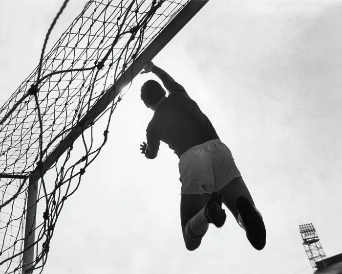 Framed Print : Gordon Banks in action Framed Print : Gordon Banks in action