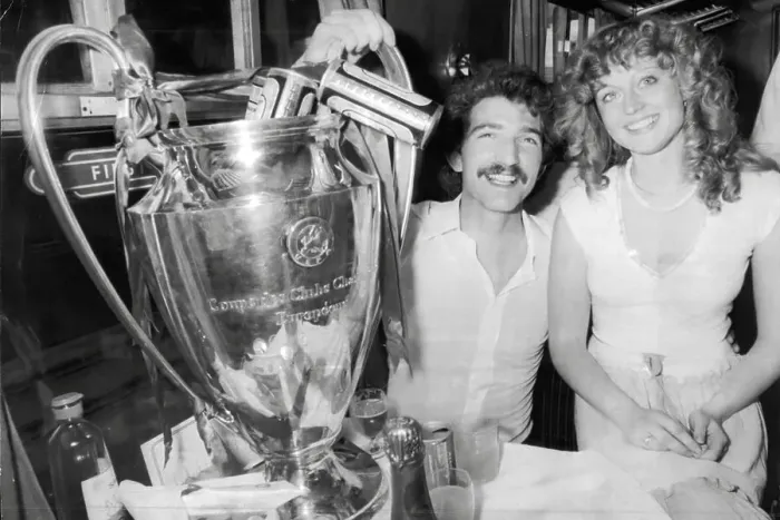 Framed Print : Graeme Souness with Miss World, Mary Stavin and the European Cup Framed Print : Graeme Souness with Miss World, Mary Stavin and the European Cup