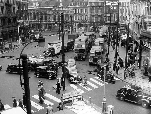 Hammersmith 1953. Traffic at Hammersmith Broadway in 1935