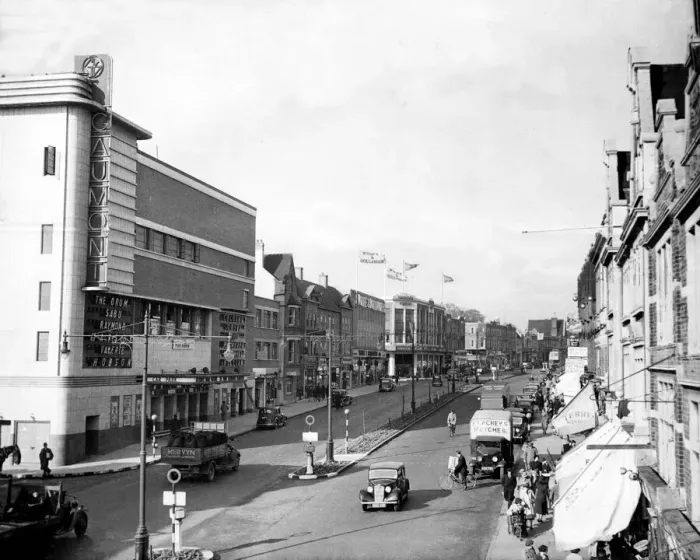 Framed Print : The High Street in Bromley, Kent in 1938 Framed Print : The High Street in Bromley, Kent in 1938