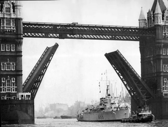 Framed Print : HMS Cheerful, Royal Navy minesweeper, going through Tower Bridge Framed Print : HMS Cheerful, Royal Navy minesweeper, going through Tower Bridge