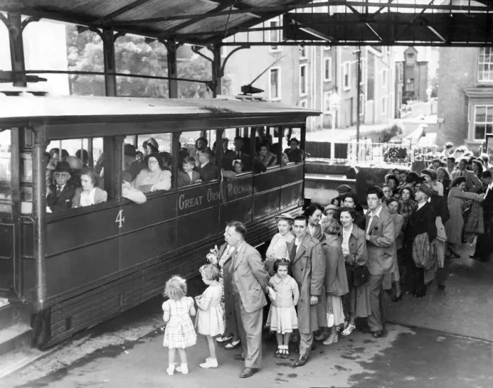 Framed Print : Holidaymakers queue for the Great Orme Tramway 1950 Framed Print : Holidaymakers queue for the Great Orme Tramway 1950