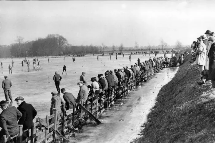 Framed Print : Ice skating championships at Lingay Fenn near Cambridge, 1936