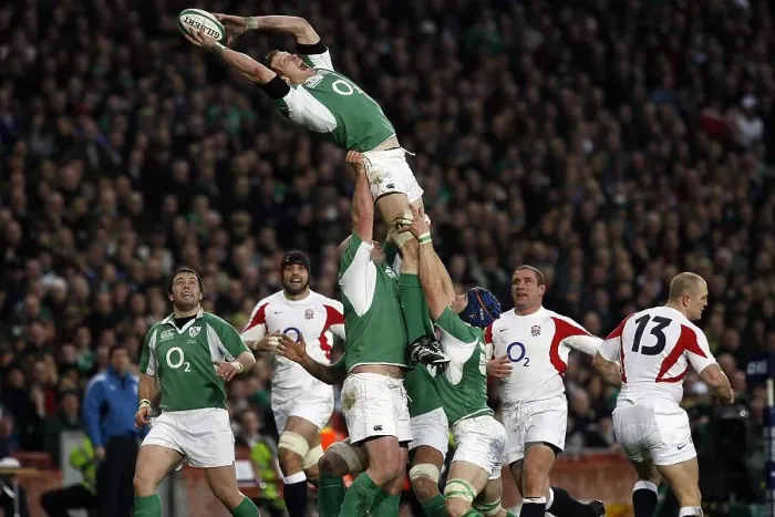 Framed Print : Ireland's Paul O'Connell claims high ball against England Framed Print : Ireland's Paul O'Connell claims high ball against England