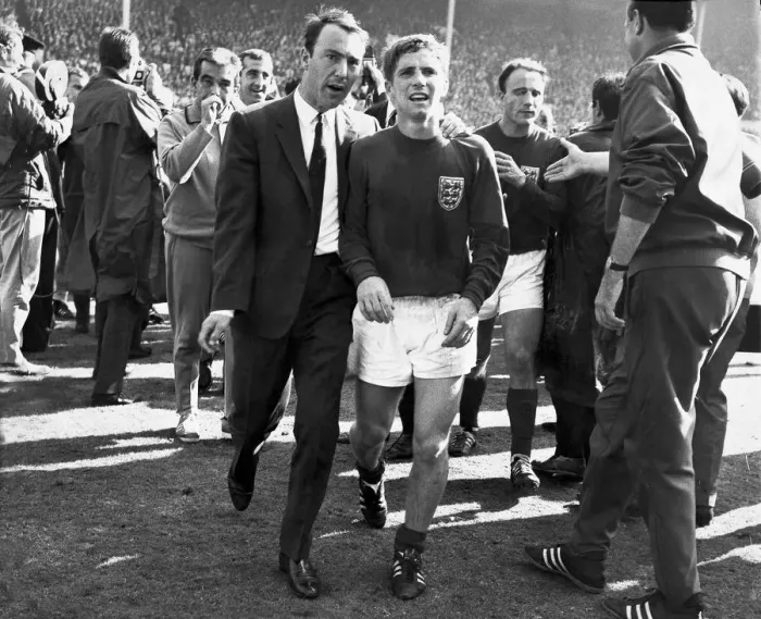 Framed Print : Jimmy Greaves puts an arm round the exhausted Alan Ball Framed Print : Jimmy Greaves puts an arm round the exhausted Alan Ball