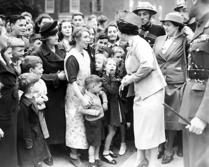 Framed Print : King George VI and Queen Elizabeth visit South London 1940 Framed Print : King George VI and Queen Elizabeth visit South London 1940