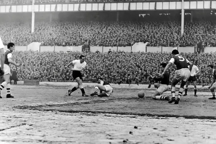 Framed Print : Les Allen scores for Spurs 1960 Framed Print : Les Allen scores for Spurs 1960