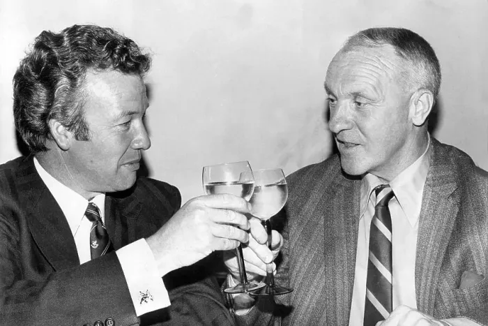 Framed Print : Liverpool F. C. manager Bill Shankly with Billy Bingham, Everton F. C. manager 1973