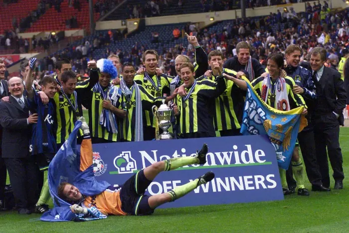 Framed Print : Manchester City celebrate promotion in 1999 Framed Print : Manchester City celebrate promotion in 1999