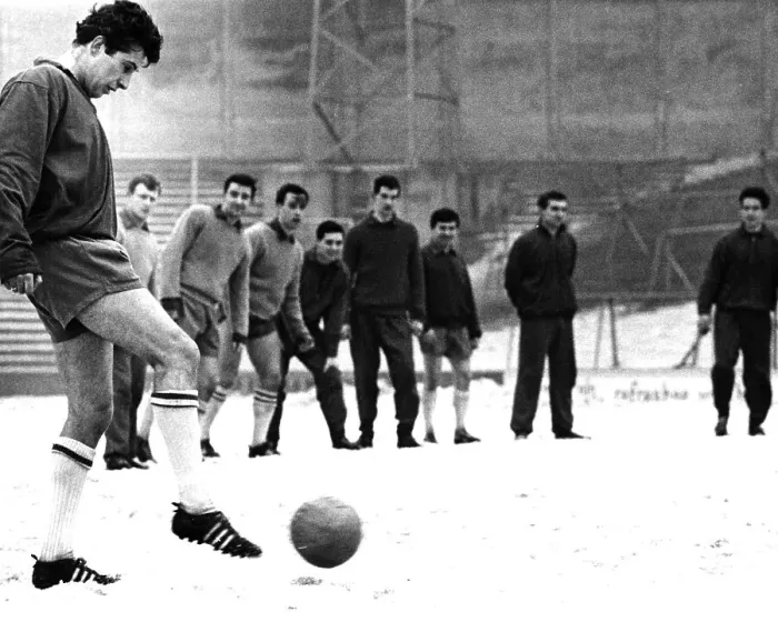 Framed Print : Millwall Footballer Dave Jones, during training in the snow Framed Print : Millwall Footballer Dave Jones, during training in the snow