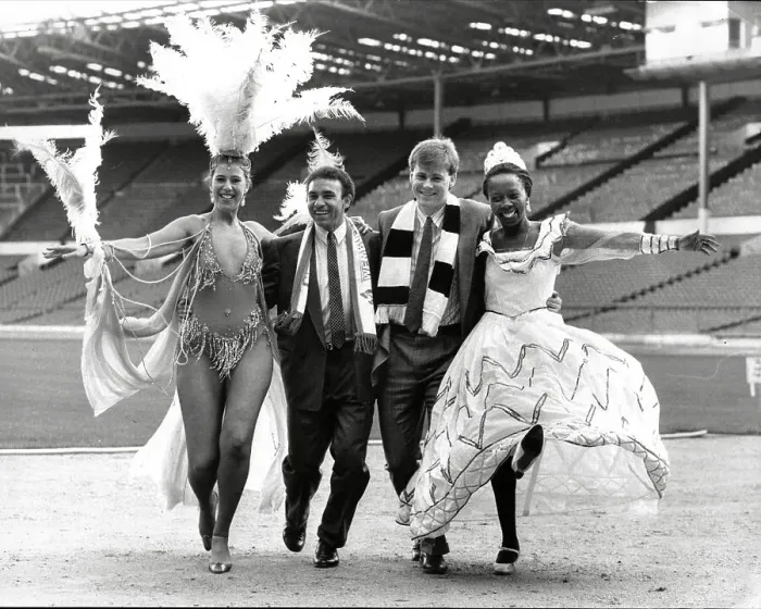 Framed Print : Mirandinha and Neil McDonald of Newcastle United, with samba dancers