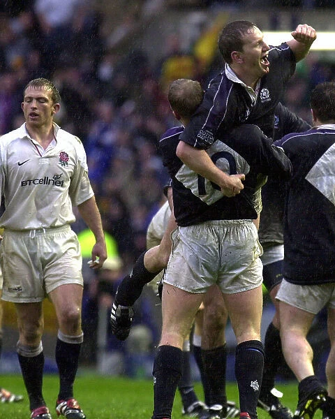 Six Nations Championship match against England at Murrayfield. Andy Nichol celebrates with Duncan Hodge 2000
