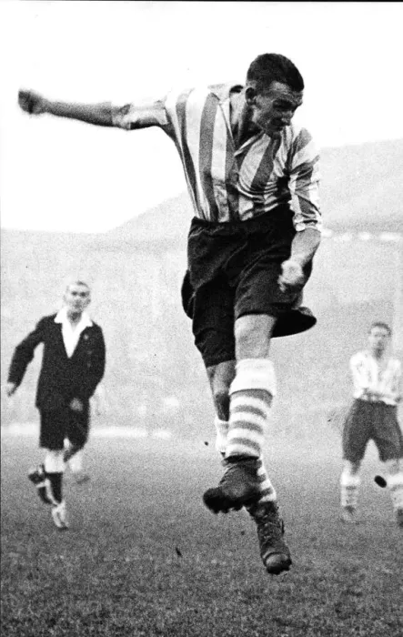 Framed Print : Neil Dewar in play for Sheffield Wednesday FC in 1936 Framed Print : Neil Dewar in play for Sheffield Wednesday FC in 1936