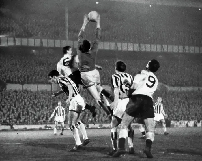 Framed Print : Newcastle goalkeeper Dave Hollins in action Framed Print : Newcastle goalkeeper Dave Hollins in action