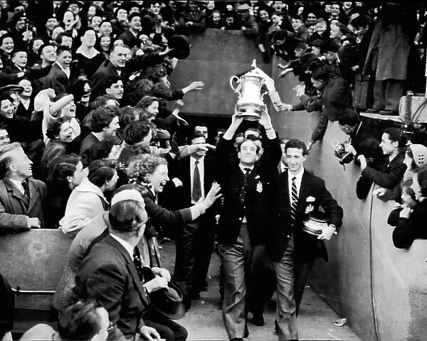 Newcastle United arrive home with the F. A. cup