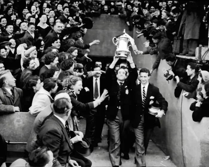 Framed Print : Newcastle United arrive home with the F. A. cup Framed Print : Newcastle United arrive home with the F. A. cup