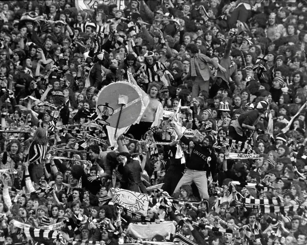 Photo Ancienne Presse : Supporters De Newcastle United Applaudissant Leur équipe (1969)
